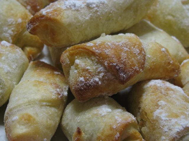 Cornuri foietate cu cașcaval și unt – rețeta de croissante aperitiv cu brânză sărată