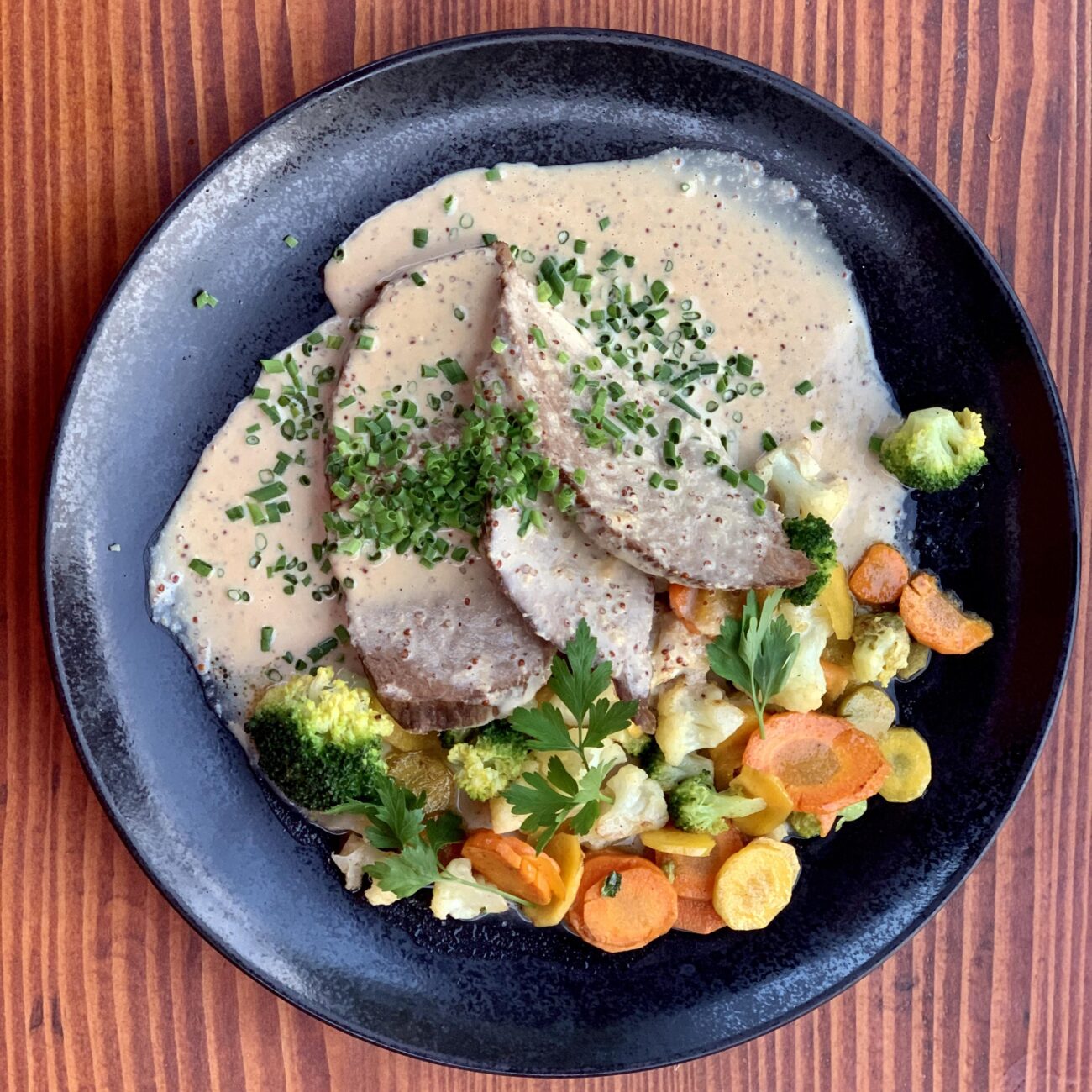 Tafelspitz – rețeta vieneză (VIDEO) – mâncarea preferată a împăratului Franz Josef (rasol cu 2 sosuri și cartofi rumeniți)