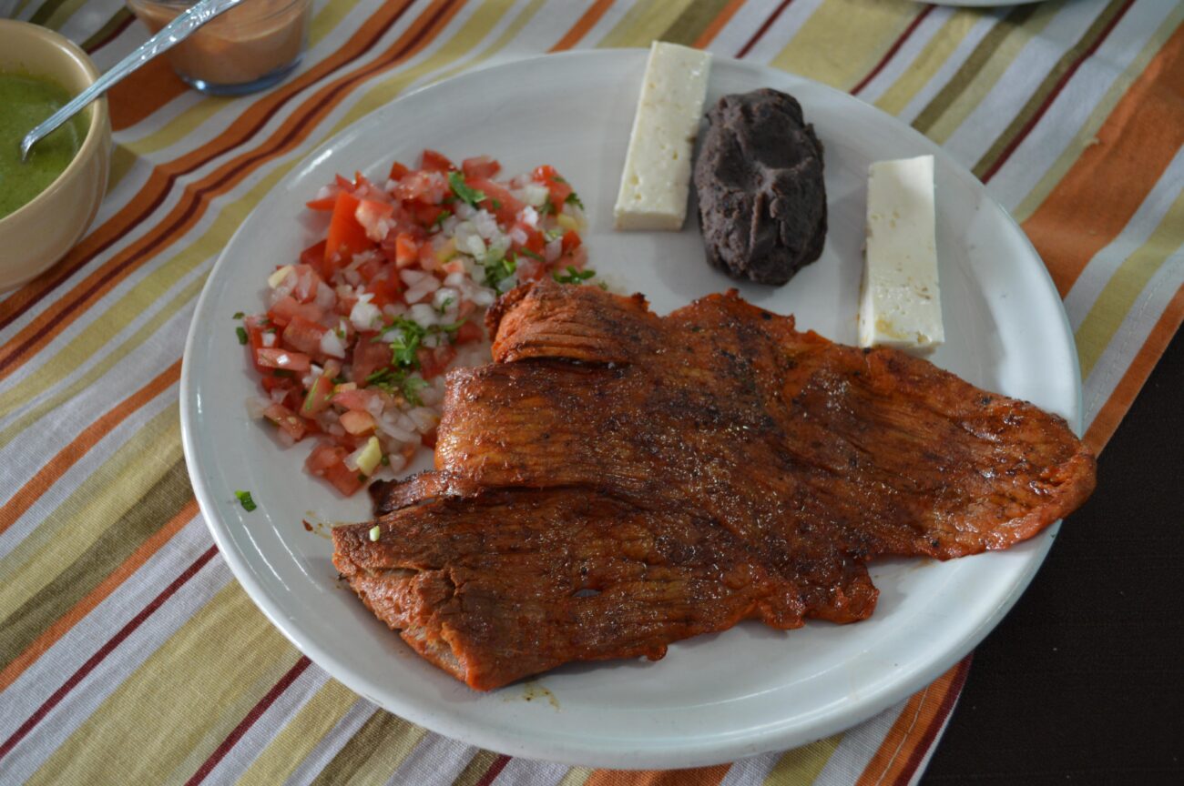 Carne cu varză murată călită, la cuptor – rețeta ardelenească de friptură de porc pe curechi