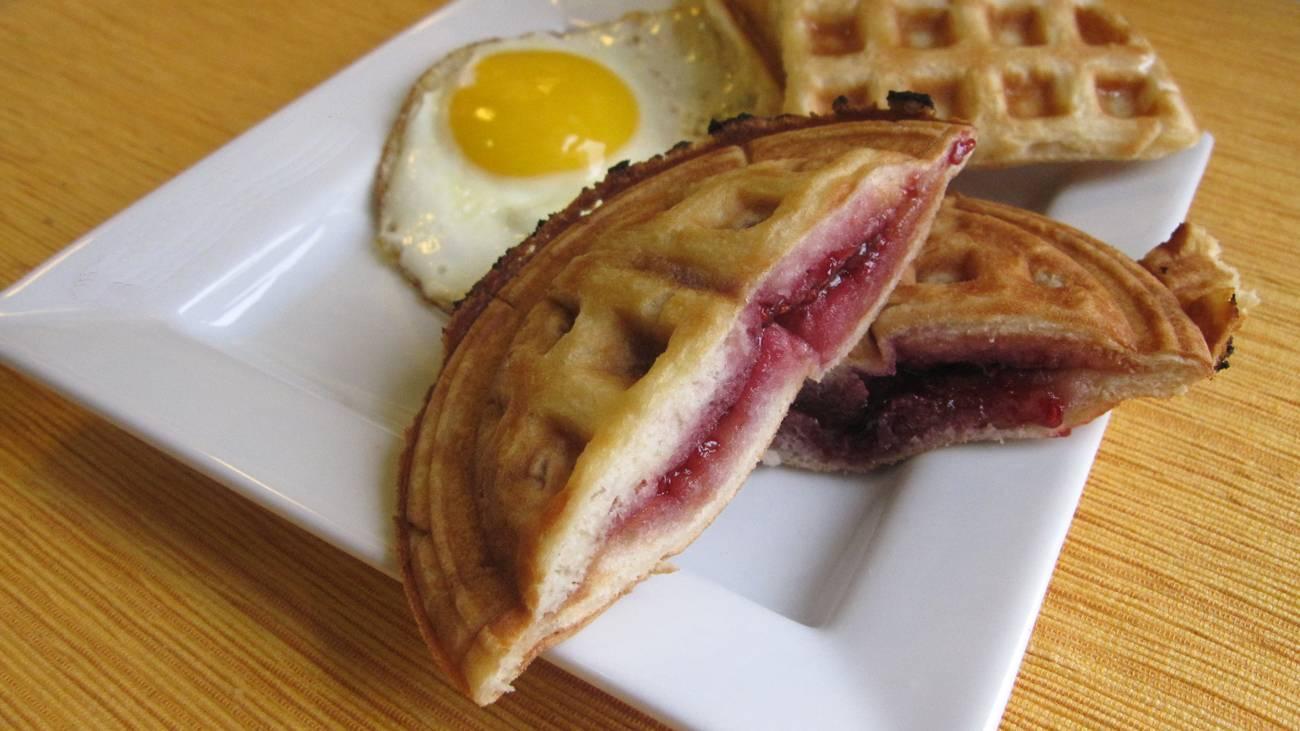 Plăcintă cu varză călită, la cuptor – rețeta de vărzare pufoasă de post